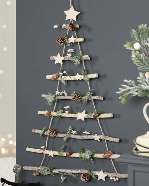 christmas tree ladder decoration Christmas Tree Ladder, Tree Ladder, Ladder Christmas Tree, Wall Christmas Tree, Winter Sparkle, Creative Christmas Trees, Handmade Christmas Crafts, Natural Christmas, Christmas Wood Crafts