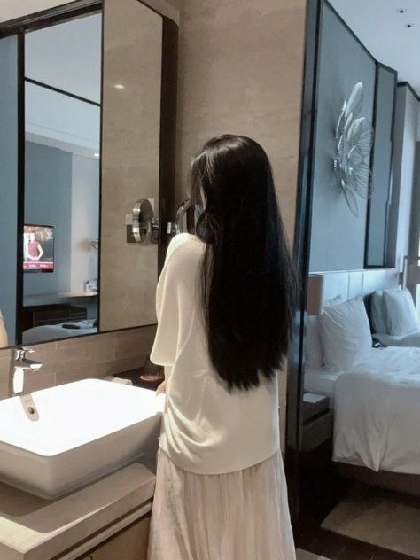 Long Asian Hair, Take Care Of Wavy Hair, Care For Wavy Hair, Easy Routine, Black Hair Aesthetic, Effortless Waves, Healthy Hair Routine, Hair Inspiration Long, Hairstyle Inspo