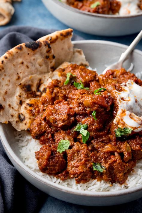 Slow cooked beef rogan josh in a rich, spicy tomato-based sauce with peppers and onions. It's cooked in the oven for 3 hours, until the beef is fall-apart tender and the sauce is thick and flavourful. Rogan Josh Recipe, Garlic Naan Recipe, Freezer Food, Rogan Josh, Beef Fillet, Beef Curry, Slow Cooked Beef, Easy Beef, Slow Cooker Beef