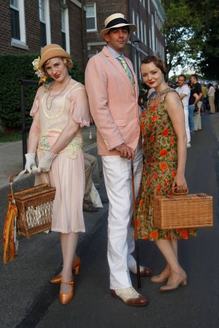 Jazz Age Lawn Party Street Style - 1920s Street Style - ELLE Want to go to this in 2014 Lawn Party Outfit, Party Street Style, Roaring Twenties Party, Jazz Age Lawn Party, Twenties Party, Governors Island, The Jazz Age, Casino Dress, Lawn Party