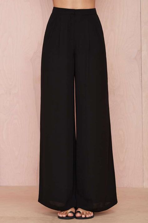 Palazzo pants are awesome. They let you gain weight and lose weight without looking obvious. They also dress up or down. Hourglass Trousers, Plazzo Designs, Plazo Pant, Shop Pants, Summer Attire, Pants Design, Pants Pattern, Palazzo Pants, Looks Vintage