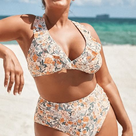 The most flattering swimsuits and bikinis for curves so you can feel confident flaunting your stuff! These best two piece swimsuit sets are cute, comfy and look sexy. Swimsuit For Large Bust, Best Bikinis For Large Bust, Swimsuit For Chubby Girls, Swimwear For Chubby, Midsize Swimsuit, Bathing Suit For Body Type, Bathing Suits For Curvy Women, Midsize Swimwear, Swimsuits For Curvy Women