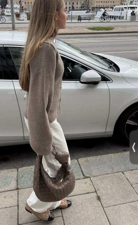 European Business Casual, Mid Season Outfit, Bottega Bag, Casual Dressing, Beige Outfit, Autumn 2023, Inspo Outfit, Professional Dresses, Mode Inspo