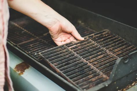 Clean Gas Grill, Cleaning Grill, Cleaning Bbq Grill, Clean Grill Grates, Professional Oven, Cleaning Oven, How To Clean Bbq, Cleaning Routines, Grill Cleaning