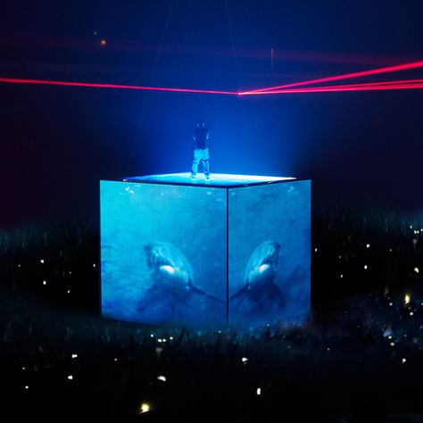 Set design by Es Devlin Kanye West and Jay Z: Watch the Throne Tour, 2011 Es Devlin, Mirror Maze, Circular Buildings, Concert Stage Design, 2012 Olympics, Stage Set Design, Event Stage, Concert Stage, Projection Mapping