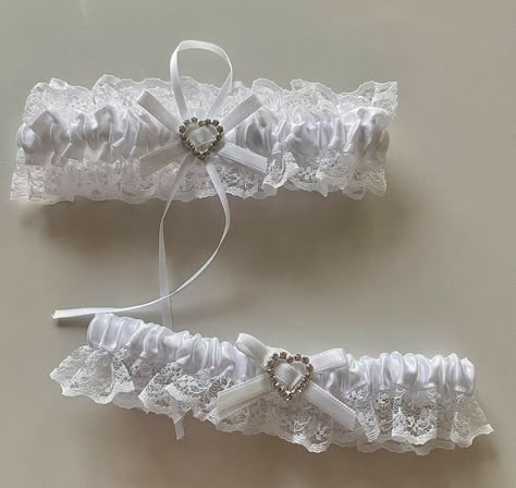 Leg Garter Aesthetic, Garters Aesthetic, Garter Aesthetic, Diy Goth Clothes, Swan Feathers, Thigh Jewelry, Studded Belts, Leg Garters, White Garters