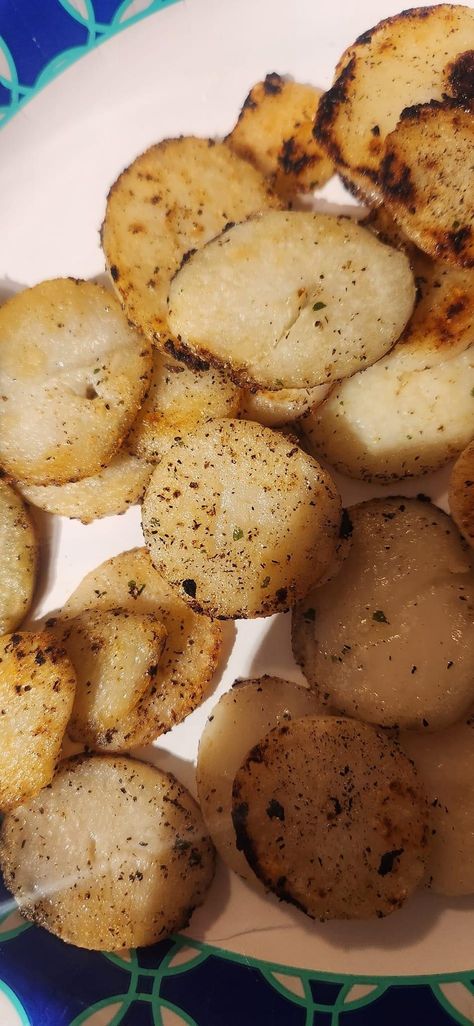 Air fried canned potatoes Fried Canned Potatoes, Canned Sliced Potatoes, Sides For Fish, Can Potatoes Recipes, Ww 2024, Canned Potatoes, Seasoned Potatoes, Raw Potato, Weight Watchers Recipes