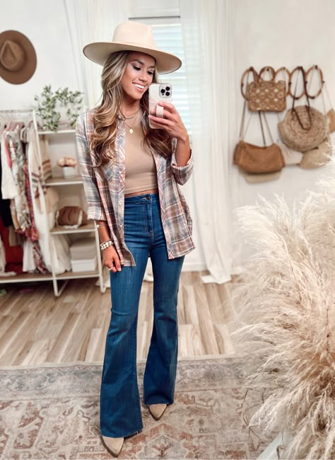 High Waisted Flare Jeans Outfit, Diy Clothes Organization, Flare Jeans Outfit Spring, Flare Jeans Outfit Winter, Flared Jeans Outfit Fall, Organization Life Hacks, Flair Jeans Outfit, Outfits With Flares, Flares Outfit