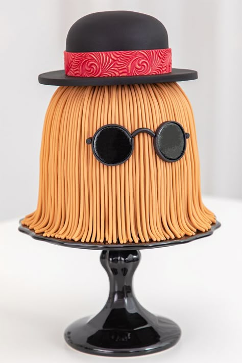 HALLOWEEN Special: Addams Family Cake - Cousin Itt Cake Tutorial Wednesday Adams Birthday, Addams Family Cake, Addams Family Baby, Wednesday Addams Party Ideas, Wednesday Addams Birthday Party, Addams Family Theme Party, Wednesday Addams Party, Wednesday Addams Birthday, Cousin Itt