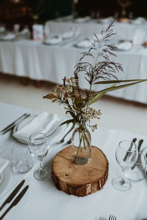 Rustic wood slice table centrepieces with minimalist flowers in glass vase Wooden Slice Centerpiece Wedding, Wood Wedding Centerpieces, Round Table Decor Wedding, Vase Wedding Table Decor, Rustic Minimalist Wedding, Table Centrepiece Wedding, Wood Slice Table, Wood Centerpieces Wedding, Flowers In Glass Vase