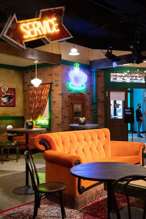 New York Trip Planning, Friends Experience, New York 2023, Friends Apartment, Orange Couch, New York Vacation, Washbasin Design, Central Perk, Stay Overnight