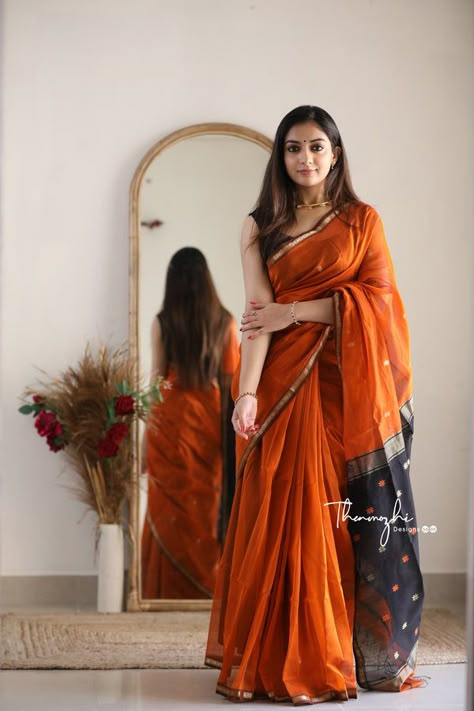 Saree Date Look, Maheshwari Saree Blouse Designs, Handloom Saree Look, Ethnic Day Saree, Orange Saree Look, Simple Saree Look, Thenmozhi Designs, Orange Cotton Saree, Traditional Saree Look