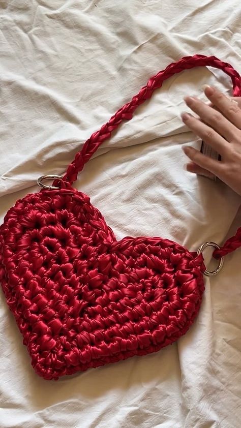 hana🦋 | The most secure way to join two yarns🧶 Magic Knot Tutorial 🎀... . . . #crochettutorial #crocheting #crochetlovers❤️ #crochetting… | Instagram Knitting Bag Tutorial, Knot Tutorial, Magic Knot, Hand Knitting Diy, Simple Hand Embroidery Patterns, Crochet Case, Beadwork Tutorial, Crochet Shop, Valentines Crochet