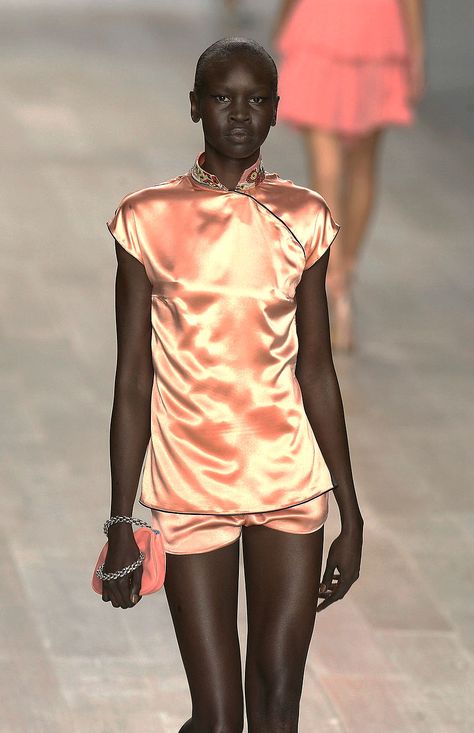 #inspo #thefrankieshop #frankienyc #fashionwelove “alek wek @ blumarine ss03 ” Alek Wek, Model Behavior, 90s Model, 90s Models, Exotic Fashion, 90s Aesthetic, Beautiful Ladies, African Women, Body Shape