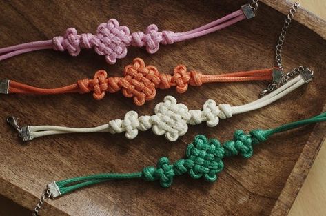 Korean Knot, Hemp Bracelet Patterns, Knotted Bracelets, Fancy Accessories, Macrame Bracelet Patterns, Bracelets Ideas, Diy Friendship Bracelets Patterns, Jewelry Knots, Diy Bracelet Designs