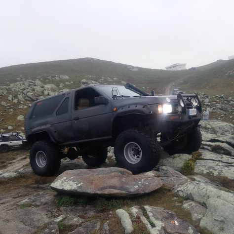 NISSAN TERRANO 1 ROCK CRAWLING Nissan Offroad, Lifted Suv, Small Truck Camper, Nissan Hardbody, Nissan Terrano, Toyota 4runner Trd, Rock Crawling, Hummer H1, Exotic Sports Cars