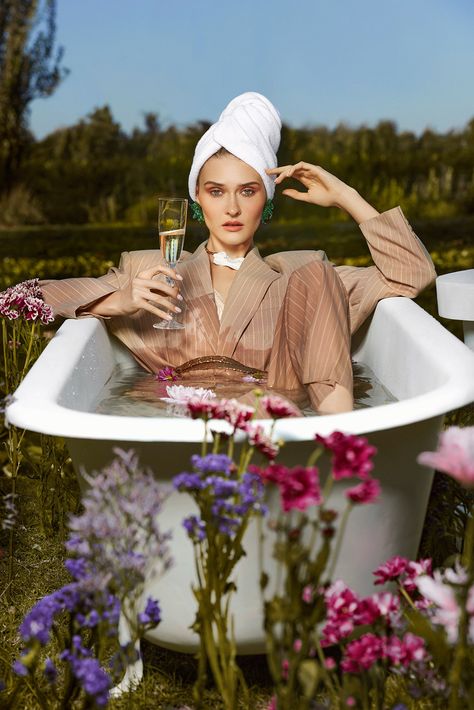 Bathtub Photography, Portret Feminin, Shoes Fashion Photography, Adobe Photoshop Design, Vogue Editorial, Spring Photoshoot, Flower Photoshoot, High Fashion Photography, Creative Portrait Photography