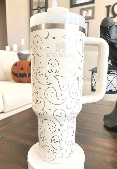 Halloween Stanley Cup, Stanley Engraving Ideas, Custom Stanley Tumbler, Cute Stanley Cups, Cup Designs Tumbler, Fall Stanley, Stanley Cup Designs, Cute Stanley, Stanley Mug