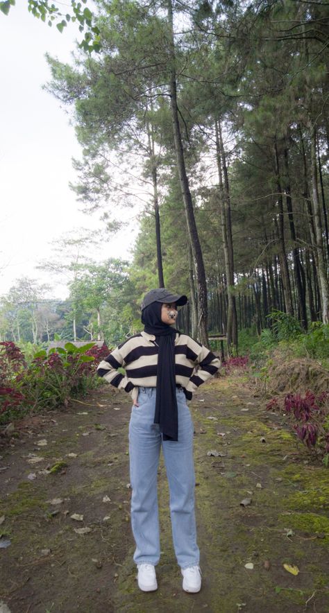 Outfit Camping Hijab, Ide Pose Foto Hijab, Outfit Jeans Hijab, Outfit Celana Jeans, Ootd Camping, Ootd Hijab Casual Jeans, Outfit Hijab Casual Jeans, Outfit Celana Kulot, Outfit Tour