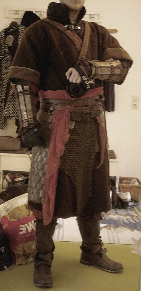 Viking Fashion Men, Medieval Winter Clothes Men, Mens Ren Faire Outfit Diy, Barbarian Outfit Male, Medieval Male Outfit, Pelt Clothing, Dnd Winter Clothes, Viking Clothing Male, Medieval Aesthetic Male