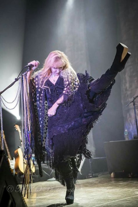 Stevie still high kicking The Queen.....Bow down bishes 👑👑👑👑👑👑👑💜💜💜💜💜💜 Stevie Nicks Stage Outfits, Stevie Nicks Concert Outfit, Stevie Nicks Concert Outfit Ideas, Stevie Nicks Costume, Stevie Nicks With Top Hat, Stevie Nicks Concert, Stevie Nicks Tusk Tour, Stevie Nicks Performing, Stevie Nicks Guitar