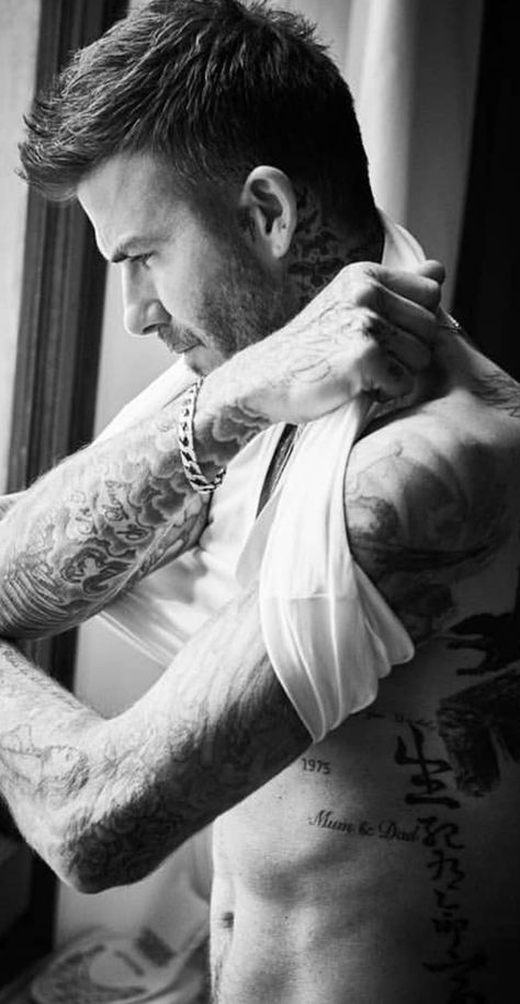 Ripped Skin Tattoo For Men, Torn Skin Tattoo, Skin Tattoo Design, Ripped Open Skin Tattoo, Brooklyn Beckham Tattoo, David Beckham Back Tattoo, David Beckham Shirtless, Beckham Outfit, Skin Tear Tattoo