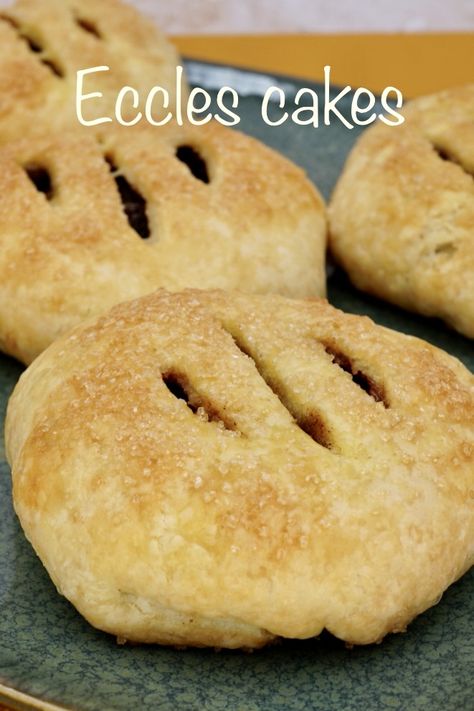 Eccles Cakes, Eccles Cake, Veggie Ideas, Uk Recipes, Bakewell Tart, Lemon Drizzle Cake, Recipe Cake, Drizzle Cake, Homemade Sweets