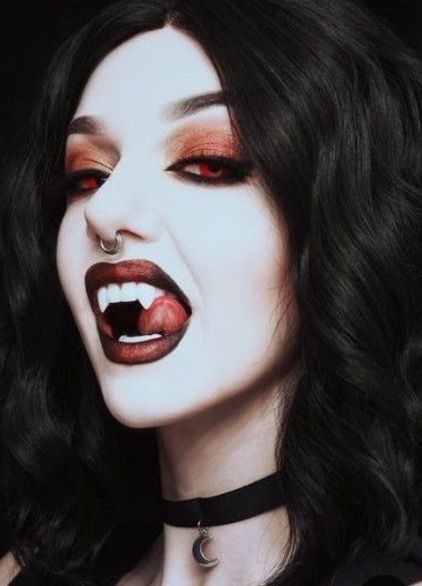 Vampire Photo, Vampire Women, Vampire Beauty, Vampire Bites, Vampire Pictures, Creepy Halloween Makeup, Vampire Makeup, Evil Tattoos, Halloween Ball