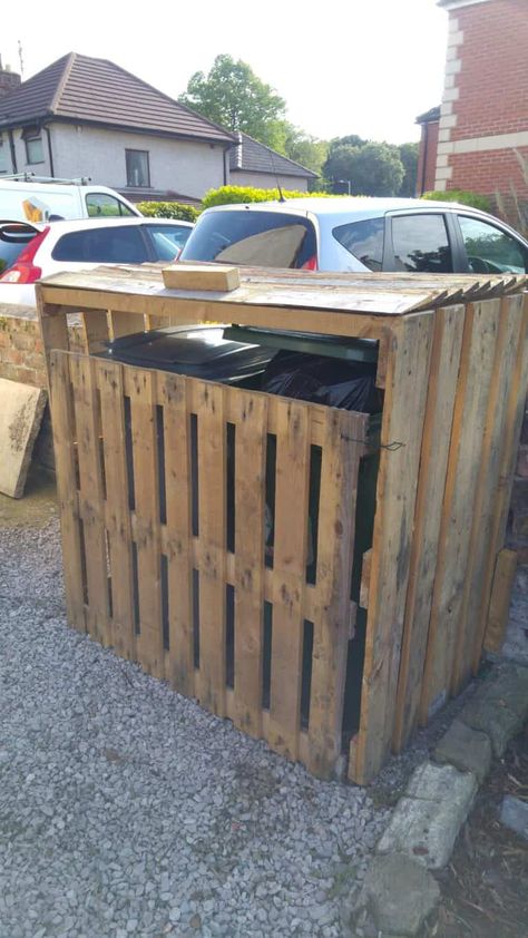 Pallet Garbage Bin Storage Shed Pallet Sheds, Pallet Cabins, Pallet Huts & Pallet Playhouses Pallet Sheds, Garbage Can Storage, Diy Storage Shed Plans, Bin Shed, Pallet Playhouse, Diy Storage Shed, Shed Building, Pallet Shed, Wood Shed Plans