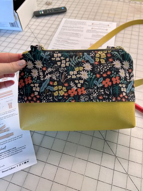 Sallie Tomato mia handbag pattern review by AmberSage Sally Tomato Patterns, Sallie Tomato Patterns, Sallie Tomato, Small Sewing, Handbag Pattern, Small Sewing Projects, Vogue Patterns, Sewing Class, Sewing Basics