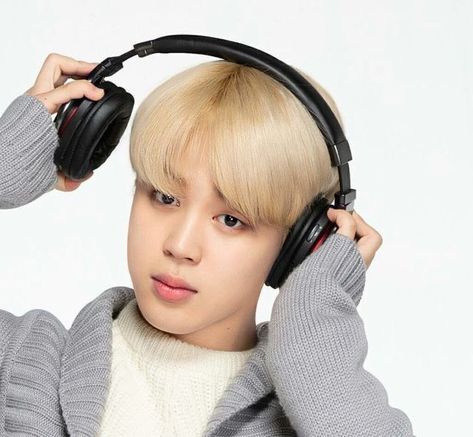 jimin bts with headphones aesthetic Jimin Icons, Bts Group, Park Jimin Bts, Busan, Mochi, Bts Jimin, Park Jimin, Bangtan Sonyeondan, Einstein