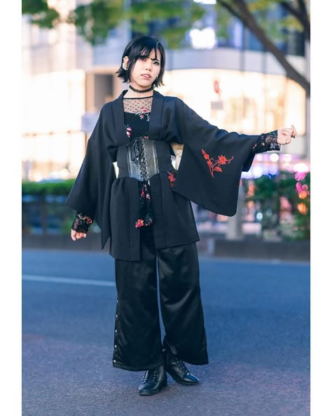 Old Japanese Fashion, Japanese Street Fashion Women, Asian Inspired Fashion, Boots Tattoo, Japanese Streetwear Women, Japan Street Fashion, Japanese Streetwear Fashion, Tattoo Necklace, Japanese Student