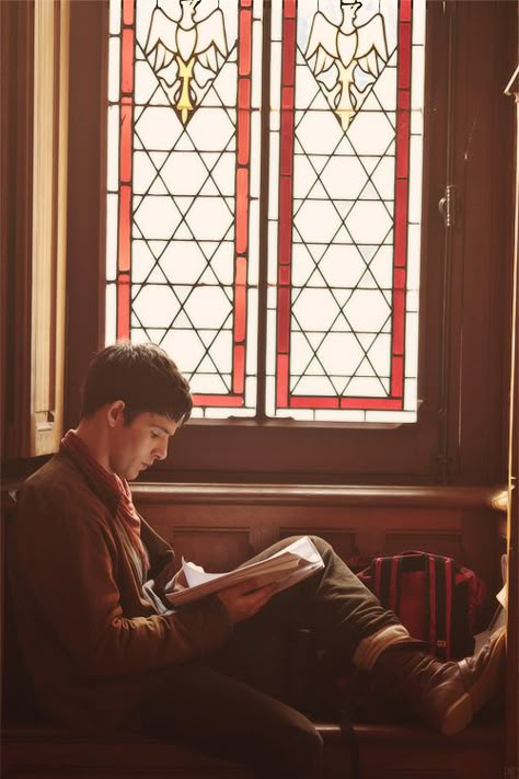 THIS should be a poster at our library to encourage kids to read!!!!! Burn the Twilight one I say!!!! Burn it to nothingness!!!! Come on, men!!!! Ban together!!!!!! I'm gonna suggest this!!!! Colin Bradley, Merlin Colin Morgan, Roi Arthur, Merlin Fandom, Merlin Cast, Arthurian Legend, Merlin And Arthur, Colin Morgan, Reading A Book