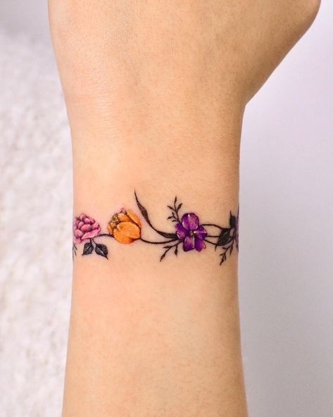 Tattoo Spots, Armband Tattoos, Armband Tattoo Design, Tatuaje A Color, Bee Tattoo, Family Tattoos, Ankle Tattoo, Armband Tattoo, Flower Tattoos