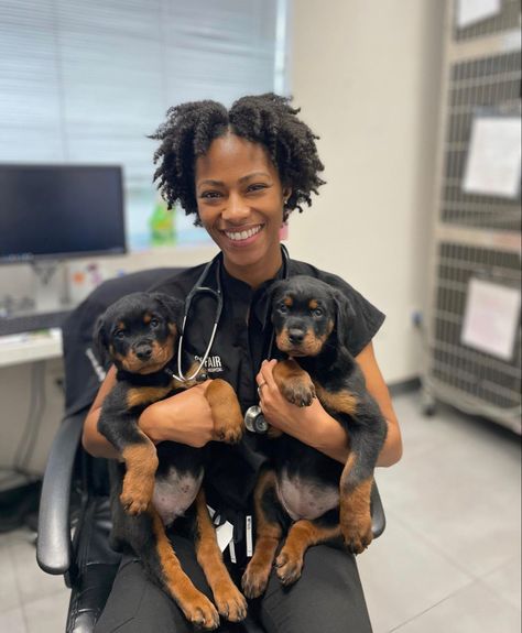 Veterinarian Aesthetic Black Women, Veterinary Vision Board, Exotic Veterinarian Aesthetic, Black Veterinarian Aesthetic, Female Veterinarian Aesthetic, Aesthetic Vet Pictures, Vet Med Aesthetic, Animal Shelter Aesthetic, Vet School Aesthetic