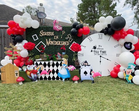 Comic Christmas, Wonderland Party Theme, Alice In Wonderland Diy, Wonderland Party Decorations, Alice In Wonderland Decorations, Ninjago Birthday, Alice In Wonderland Tea Party Birthday, Mickey Mouse 1st Birthday, Onederland Birthday Party