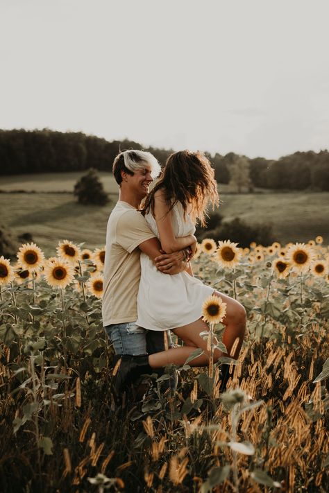 | Madison & Zane | Such a sweet and wholesome couple. The love these two share for each other really showed in their session with me. I had anabsolute blast working with them. Wholesome Couple, Sunflower Mini Session, Sunflower Field Photography, Sunflower Field Pictures, Sunflower Festival, Fall Couple Photos, Artist Wedding, Field Engagement Photos, Shooting Couple