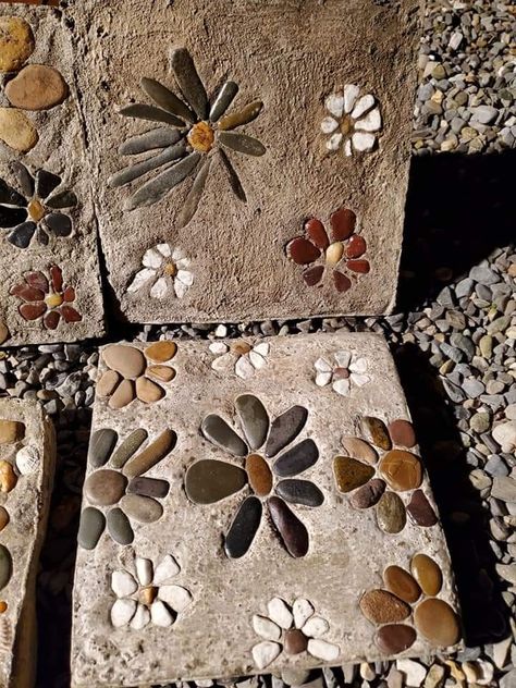 Stones Craft, Garden Pebbles, Koti Diy, Stepping Stones Diy, Decoration Shabby, Mosaic Garden Art, Rock Garden Design, Christmas Float, Pebble Mosaic