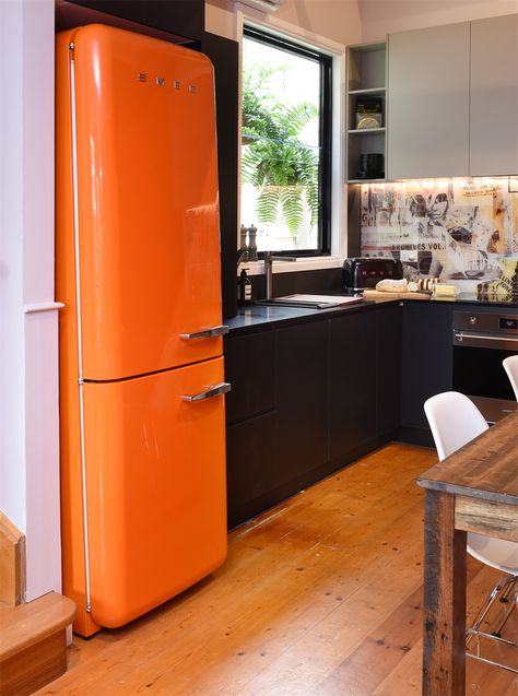 Orange Smeg Fridge Kitchen, Orange Refrigerator, Orange Fridge, Smeg Black, Orange Kitchen Ideas, Hygee Home, Smeg Kitchen, Smeg Fridge, Small Dining Room Table