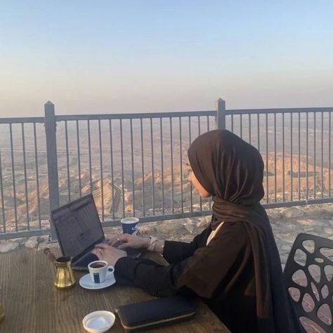 Women Ceo, Luxury Lifestyle Women, Career Vision Board, Hijab Aesthetic, Hijabi Aesthetic, Muslim Girl, Muslim Lifestyle, Muslimah Aesthetic, Islamic Girl