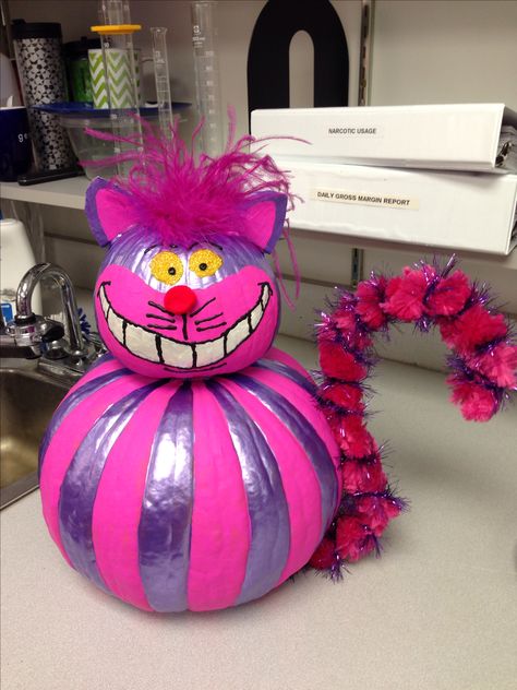 Cheshire Cat pumpkin Cheshire Cat Pumpkin, Disney Pumpkin Painting, Character Pumpkins, Dekorasi Halloween, Halloween Decor Diy, Pumpkin Decorating Contest, No Carve Pumpkin Decorating, Disney Pumpkin, Pumpkin Contest