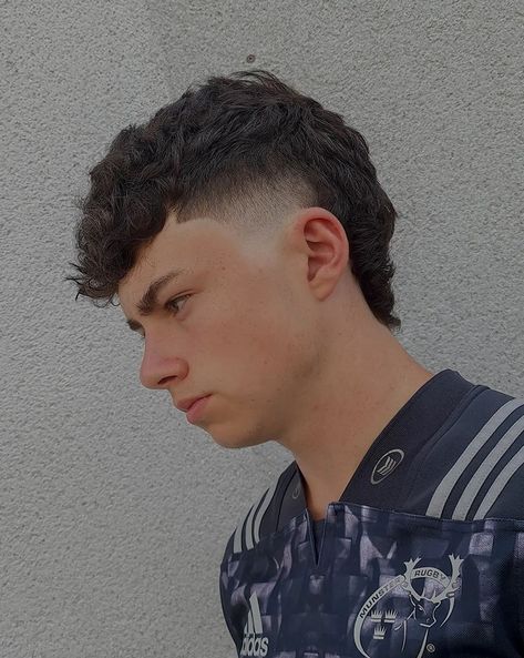 Tacuache Hair Cuts, Taper Fade Curly Hair, Fade Haircut Styles, Mullet Fade, Curly Undercut, Men Haircut Curly Hair, Asian Haircut, Mullet Haircut, Men's Short Hair