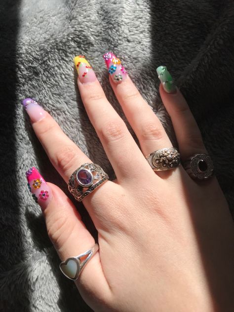 photo of hand with rings and acrylic nails with gems as details on them and french tips. Flower Gem Nails, Nails Gems, Gem Nails, Flower Nails, Diy Beauty, Pretty Nails, Class Ring, Nail Designs, Gems