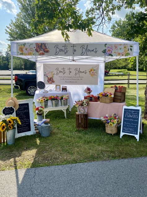 Flower Stand Farmers Market, Wedding Fair Stand Ideas Flower, Flower Sale Stand, Flower Vendor Booth, Farmers Market Stand Ideas, Farmers Market Flower Stand, Flower Booth Display Ideas, Pop Up Flower Stand, Flower Stand At Farmers Market