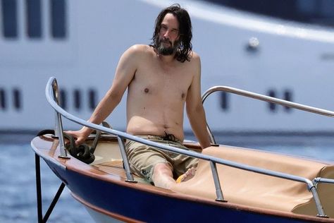 Shirtless Keanu Reeves Sips Bubbly and Lounges on a Boat During Italy Vacation — See the Photos! Keanu Reeves Body, Kim Reeves, Keanu Reeves Life, Relaxing Holiday, Isle Of Capri, Keanu Charles Reeves, Point Break, Rock Outfits, Pink Drinks