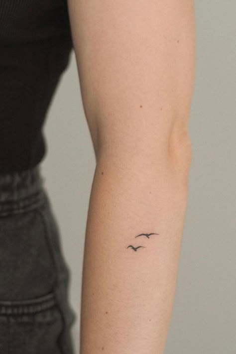 Dainty Tattoo Designs, Minimalist Tattoo Design, Simple Bird Tattoo, Fine Line Tattoo Ideas, Small Bird Tattoos, Small Tattoo Ideas For Women, Delicate Tattoos For Women, Little Bird Tattoos, Dainty Tattoo