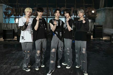 210612 - Good Morning America Txt Concert Outfit, Txt Concert, Outfit Concert, Concert Fits, Tomorrow X Together, Good Morning America, Group Photos, Stage Outfits, Black Outfit