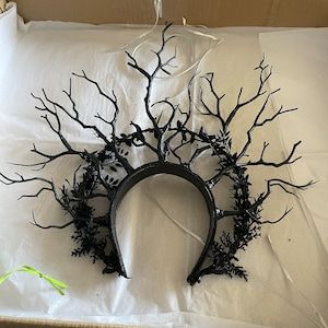 Gothic Crown Diy, Witches Headpiece, Costume Headpieces, Witch Headpiece, Crown Halloween Costume, Fairy Crowns Diy, Gothic Hats, Evil Queen Crown, Twig Crown