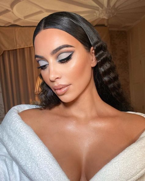 Kim Kardashian West Grey Eyeshadow Looks, Kardashian Makeup, Kim Kardashian Makeup, Grey Makeup, Grey Eyeshadow, Celebrity Makeup Looks, Kkw Beauty, Kim Kardashian West, Concealer Shades