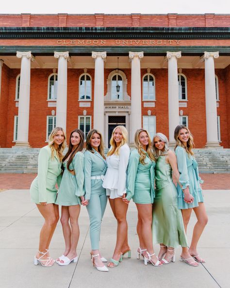 Sorority Council Photoshoot, Chapter Outfits Sorority, Sorority Group Pictures Photo Shoot, Sorority Officer Photoshoot, Sorority Photoshoot Outfits, Sorority Senior Photoshoot, Sorority Exec Photoshoot Ideas, Sorority Picture Ideas, Sorority Group Photos